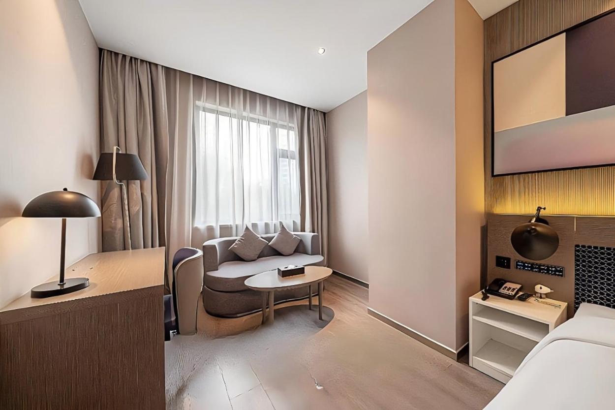 Jinglai Changshou Road Subway Station Branch Hotel