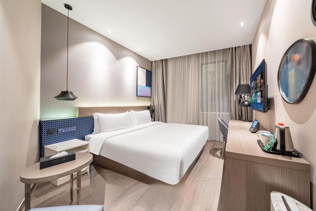 Jinglai Changshou Road Subway Station Branch Hotel