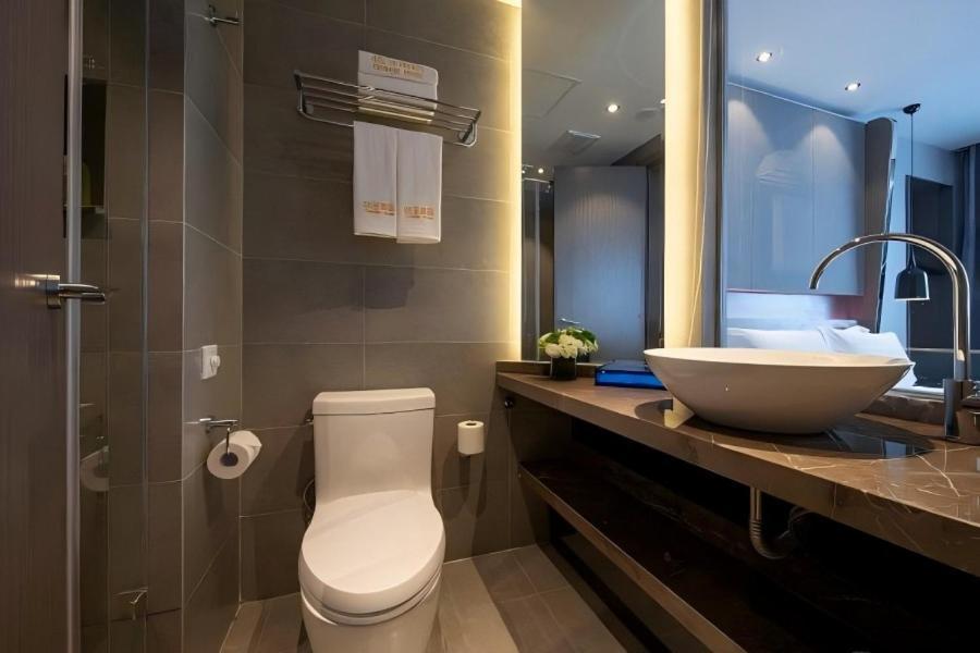 Jinglai Changshou Road Subway Station Branch Hotel