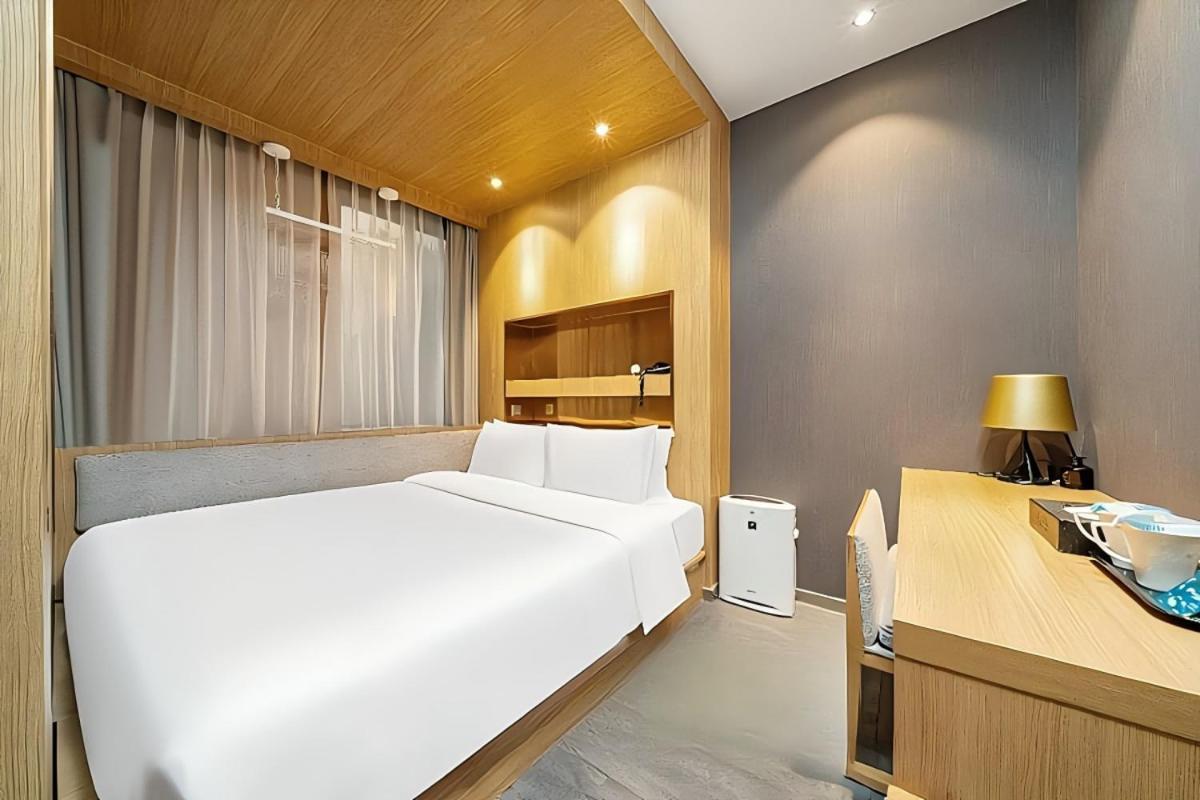Jinglai Changshou Road Subway Station Branch Hotel 3*